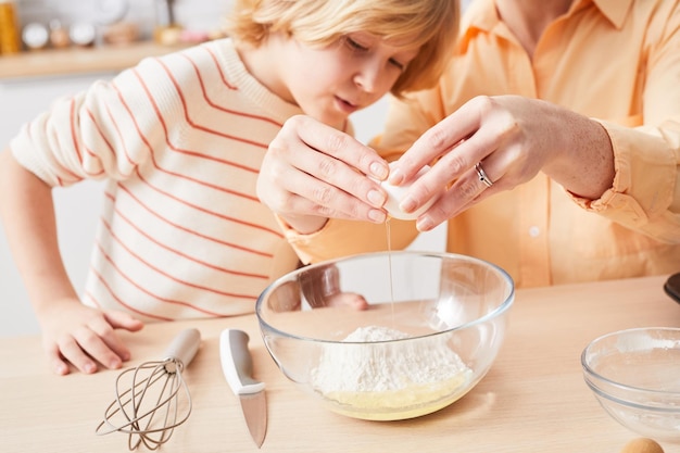 Mãe e filho assando