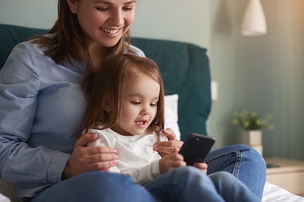 Mãe e filho assistindo desenho animado juntos no smartphone