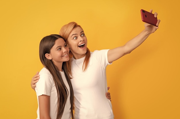 Mãe e filho blogando mulheres e garotas felizes tiram selfie com a família selfie do celular