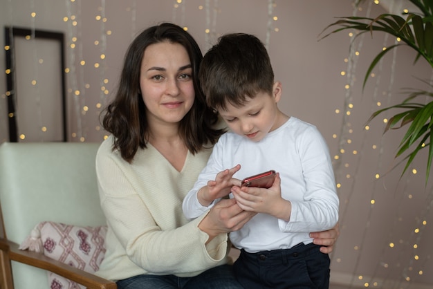 Mãe e filho brincando de celular mãe e filho