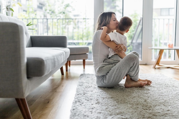 Mãe e filho brincando em sua sala de estar