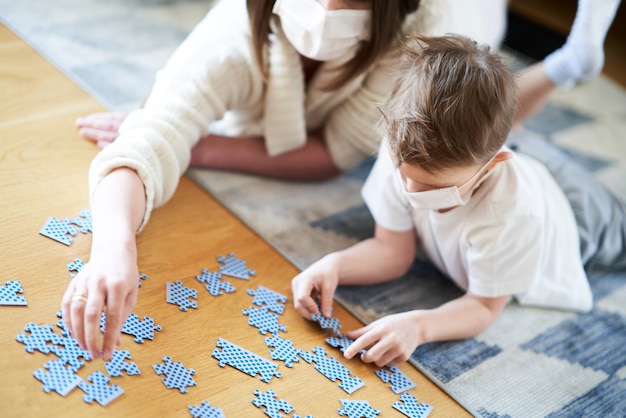 mãe e filho brincando juntos no isolamento de casa durante a pandemia de coronavírus