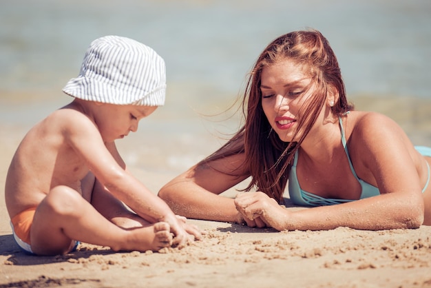Mãe e filho brincando na praia