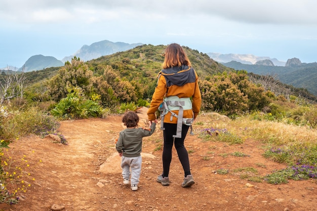 Mãe e filho caminhando e olhando as vistas do topo de Garajonay nas Ilhas Canárias de La Gomera