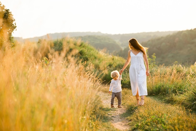 Mãe e filho caminhando na natureza