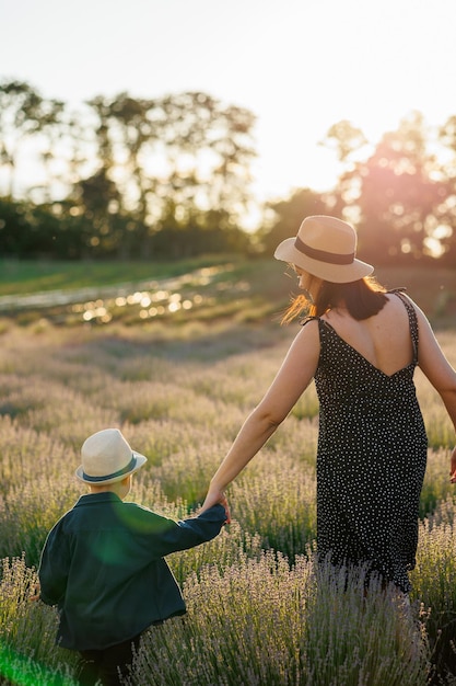 Foto mãe e filho caminhando na natureza