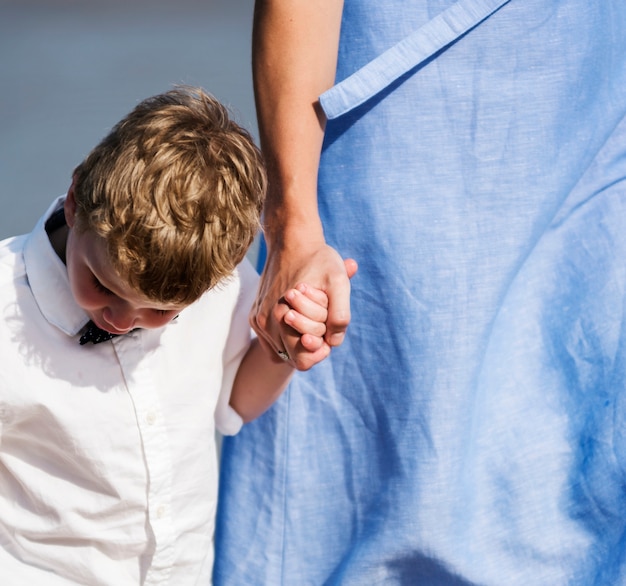 Mãe e filho caminhando na praia