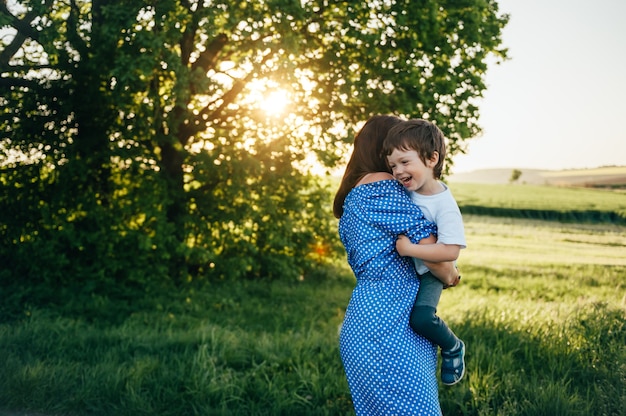 Mãe e filho caminhando no campo de trigo