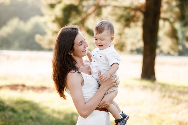 Mãe e filho caminhando no parque num dia de verão