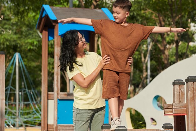 Mãe e filho caminhando no parque