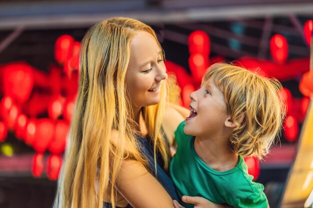 Mãe e filho celebram o ano novo chinês olham para as lanternas vermelhas chinesas