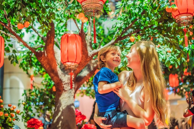 Mãe e filho celebram o ano novo chinês olham para as lanternas vermelhas chinesas