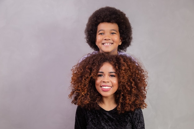 Mãe e filho com cabelo estilo black power.