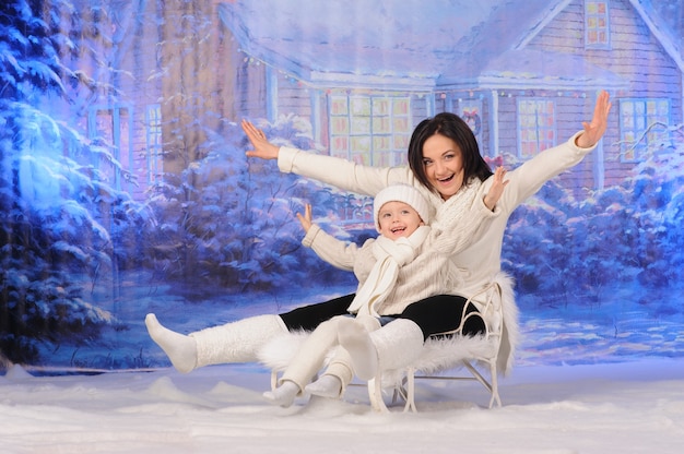 Mãe e filho comemorando o natal juntos