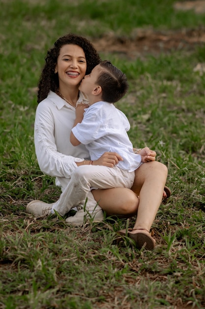 Mãe e filho compartilhando uma tarde maravilhosa