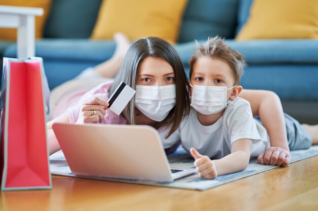 mãe e filho comprando online durante a pandemia de coronavírus