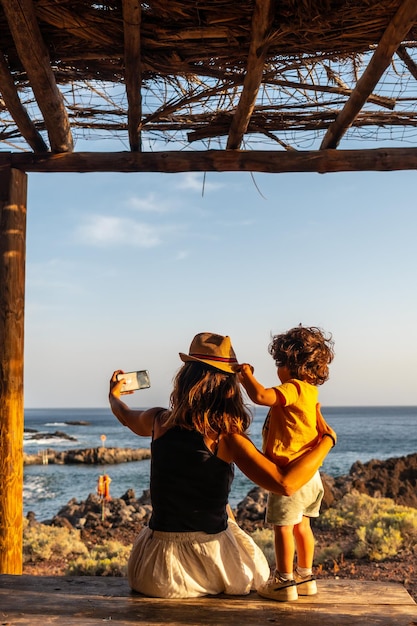 Mãe e filho de férias tirando uma foto na praia de Tacoron em El Hierro Ilhas Canárias