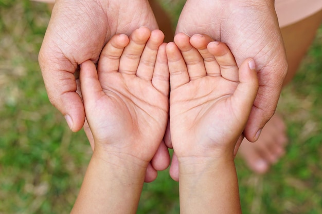 Mãe e filho de mãos dadas para receber algo