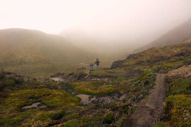 Foto mãe e filho de pé na montanha