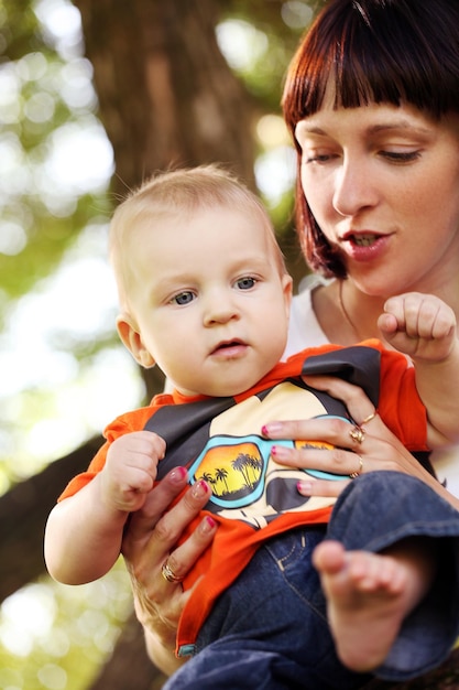 Mãe e filho dela