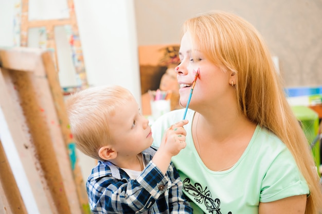 Mãe e filho desenham pinturas, lição de arte