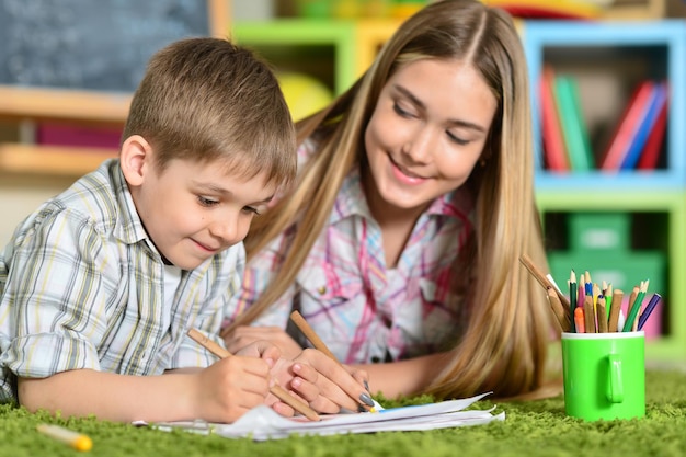 Mãe e filho desenhando com lápis