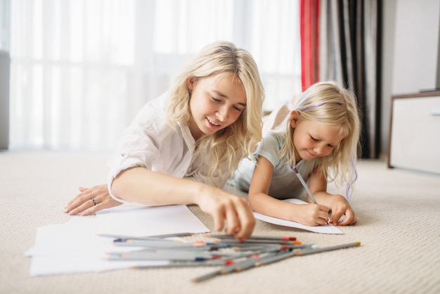 Mãe e filho desenharem no chão. sentimento dos pais, união