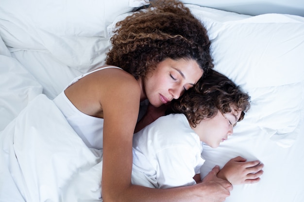 Mãe e filho dormindo juntos