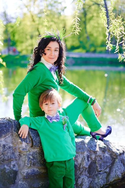 Mãe e filho elegantes