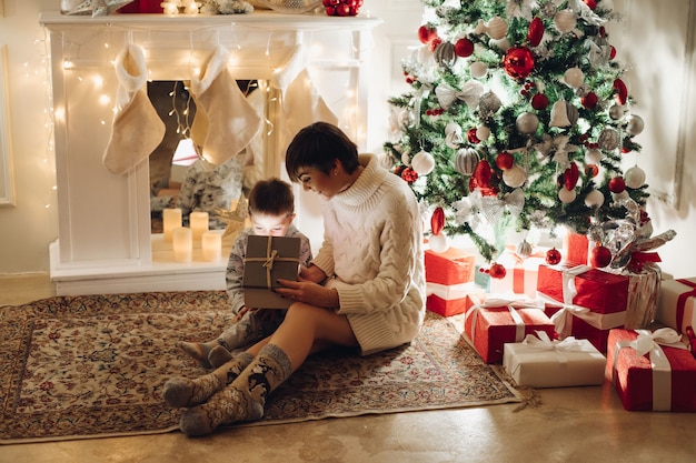 Mãe e filho em abrir um presente de natal em uma caixa