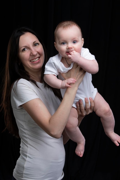 Mãe e filho em um fundo escuro. Maternidade.