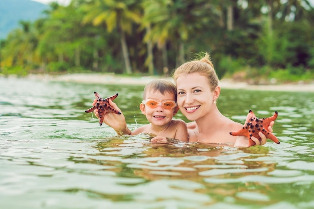 Mãe e filho encontraram uma estrela do mar vermelha no mar