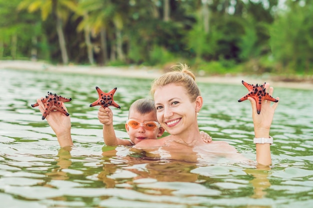 Mãe e filho encontraram uma estrela do mar vermelha no mar