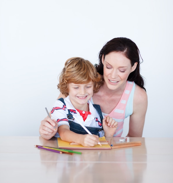 Mãe e filho escrevendo juntos