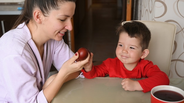 Mãe e filho estão batendo ovos.