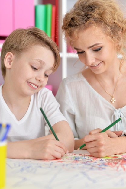 Mãe e filho fazendo aulas na mesa