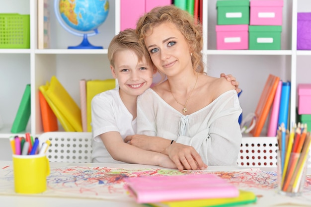 Mãe e filho fazendo aulas