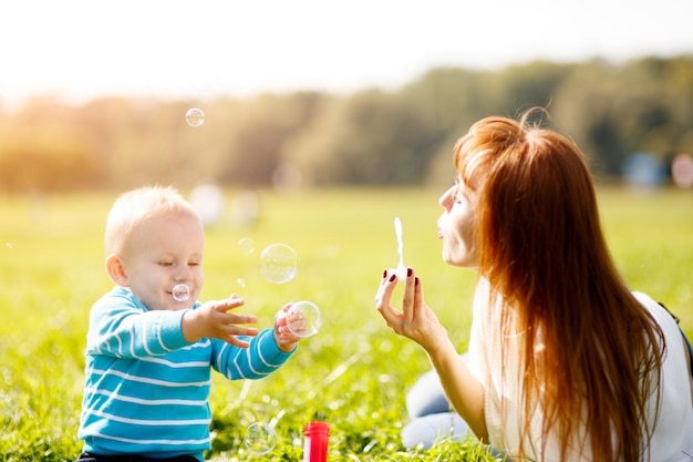 Mãe e filho fazendo bolhas de sabão