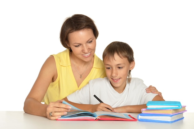 Mãe e filho fazendo lição de casa juntos em um fundo branco