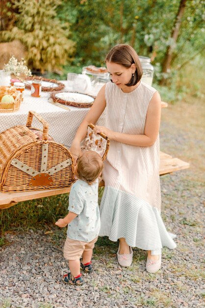 Mãe e filho fazendo um piquenique ao ar livre