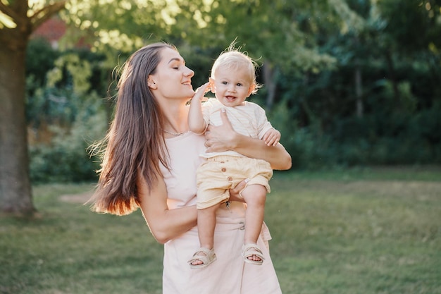 Mãe e filho felizes de pé ao ar livre