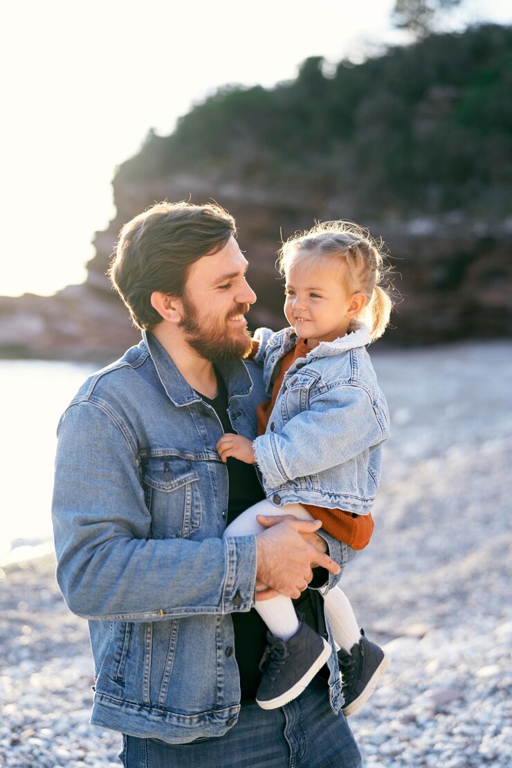Foto mãe e filho felizes em terra