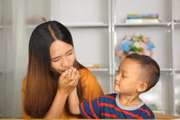 mãe e filho felizes na secretária de casa