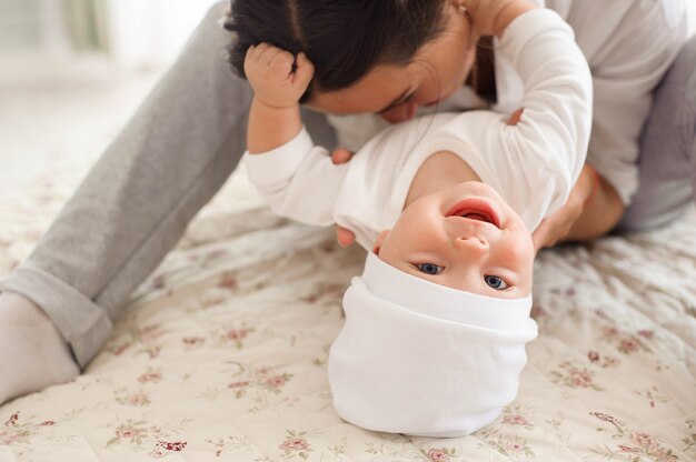 Mãe e filho filho jogando