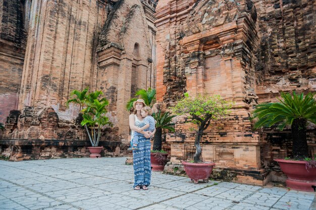 Mãe e filho filho turistas no Vietnã. Po Nagar Cham Tovers.