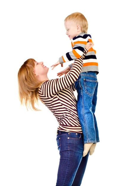 Mãe e filho isolados em um fundo branco