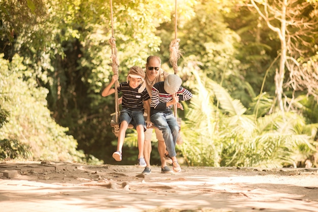 Mãe e filho jogam swing com feliz juntos