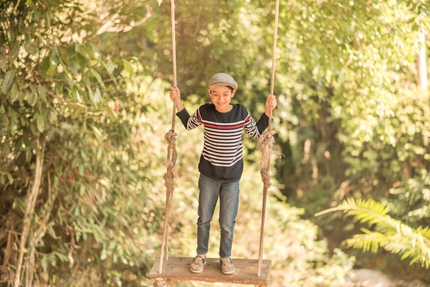 Mãe e filho jogam swing com feliz juntos