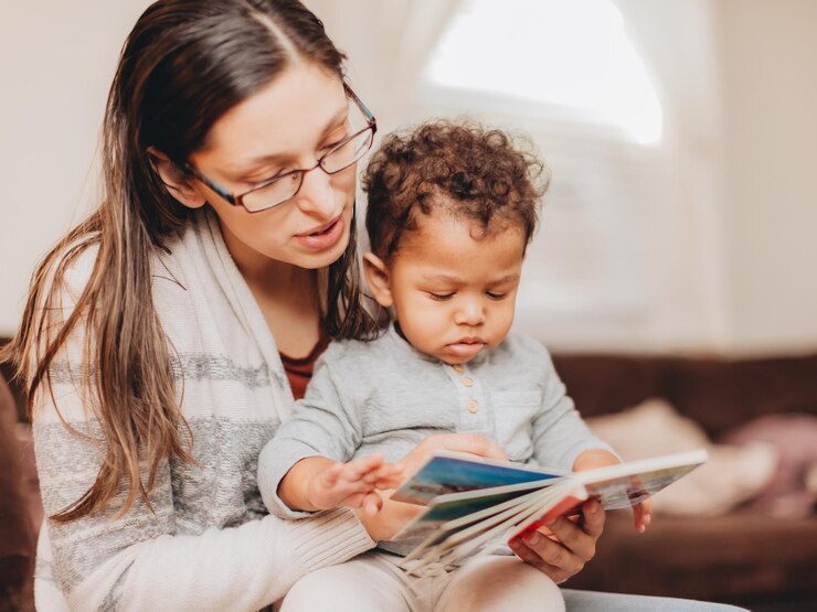 Foto mãe e filho lendo um livro em casa