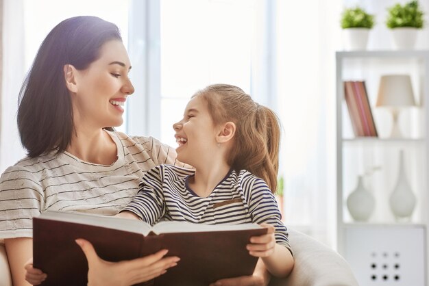 Mãe e filho lendo um livro